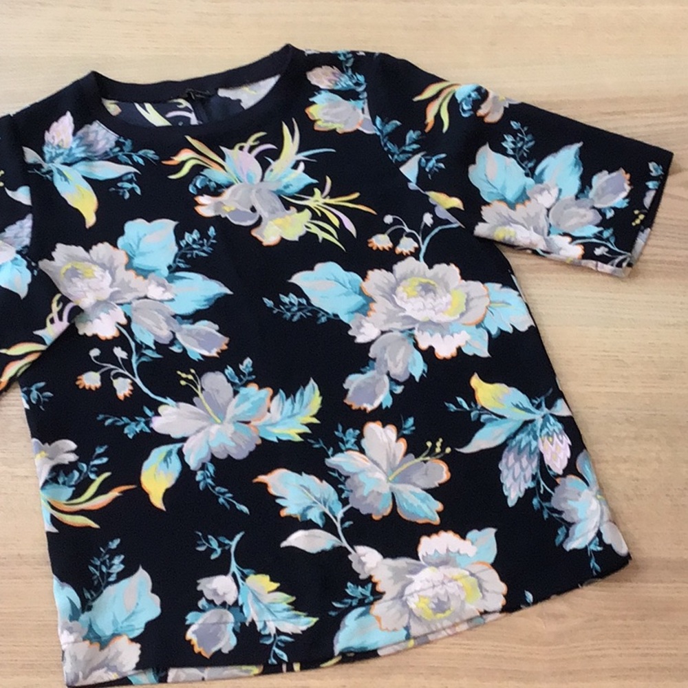 Stunning Ann Taylor short sleeve